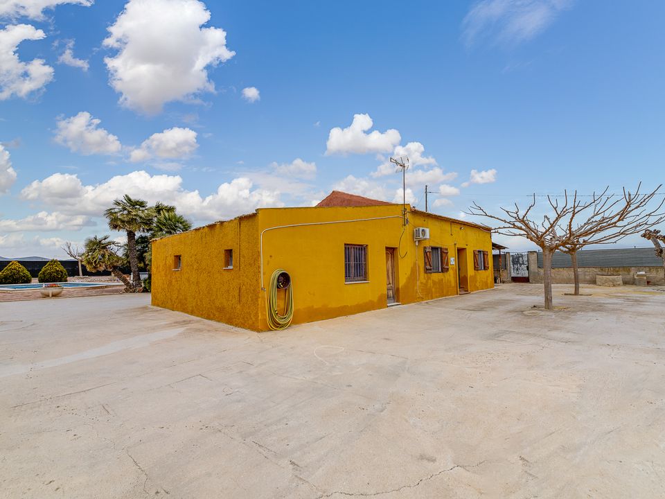 Properties for sale in Almoradi, Alicante province